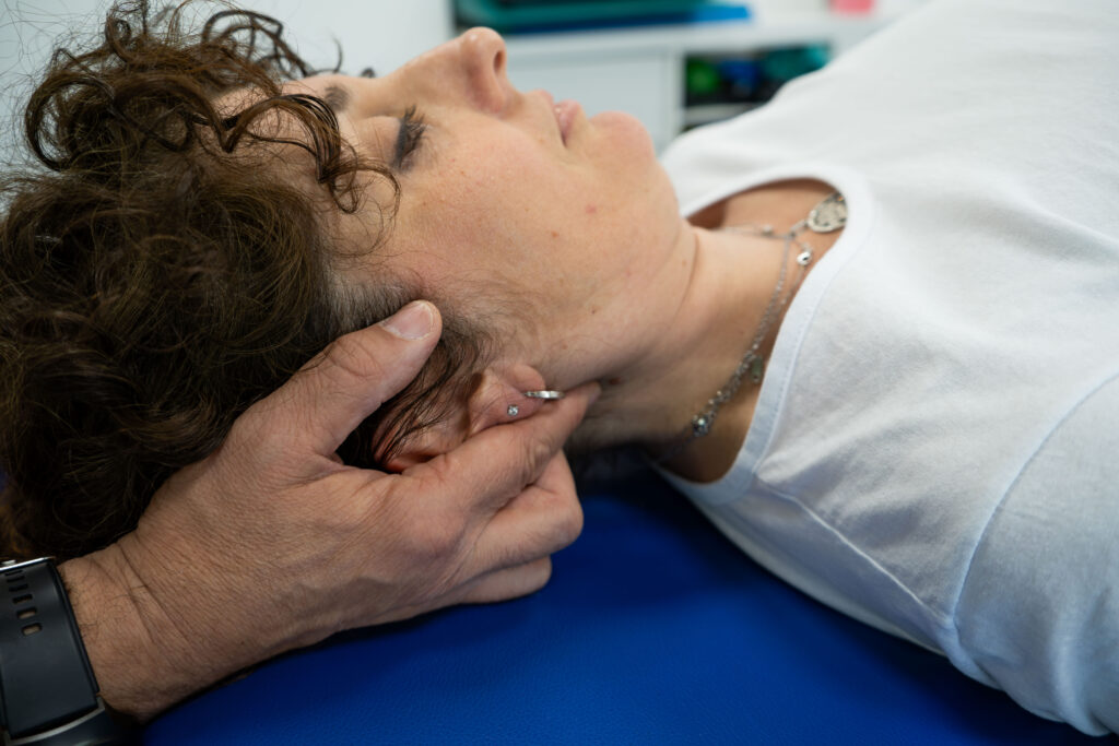 L' osteopatia può curare la cervicale? 14 terapia manuale cervicale